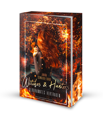 Das Cover zeigt die Rückenansicht einer rothaarigen Frau in einem schwarzen Kleid vor einer Allee mit orangenen Blüten. Aus ihrer linken Hand kommen Flammen.